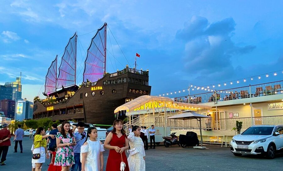 Saigon River Dinner on Cruise with Buffet and live music - Booking details worth knowing