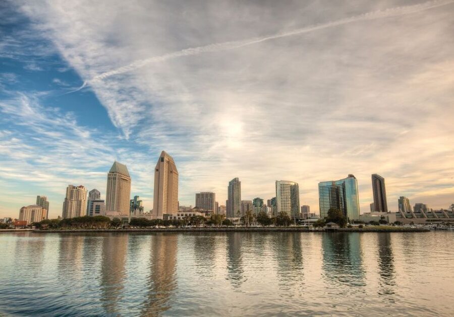 San Diego: Christmas Day Buffet Brunch or Dinner Cruise - Boarding, Santa photos, and the first views