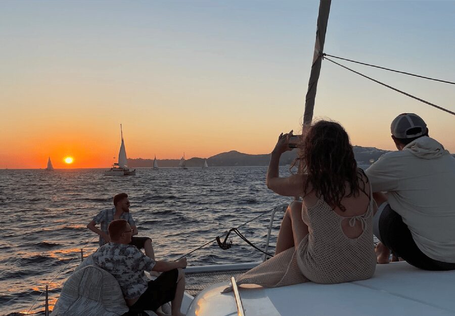 Santorini: Luxury Sunset Cruise with Dinner, BBQ, and Drinks - Sunset on the return to Vlychada