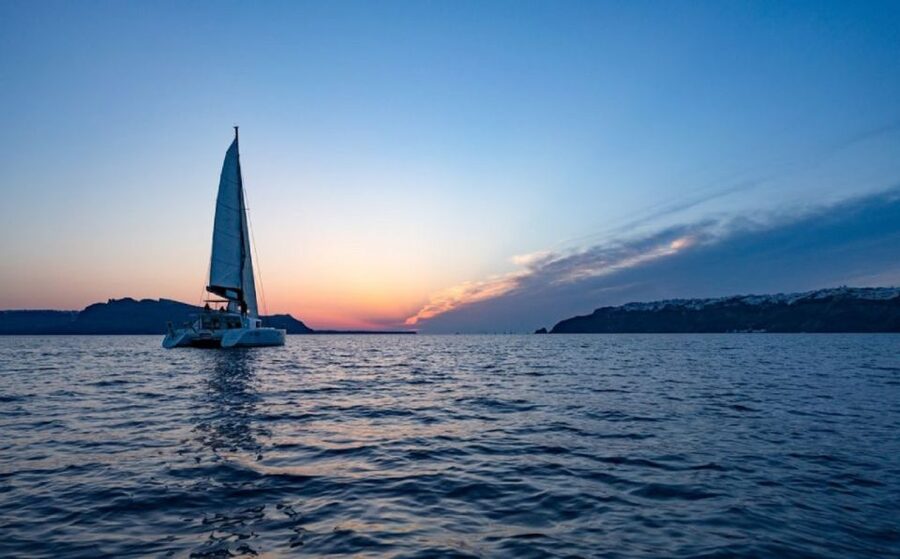 Santorini: Luxury Sunset Cruise with Dinner & Open Bar - Why a Santorini sunset cruise works so well