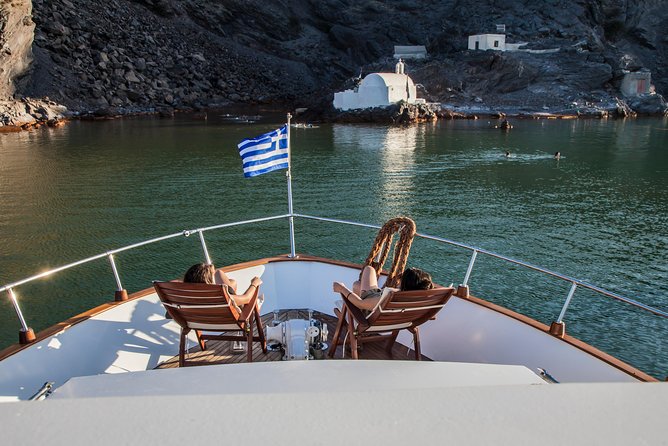 Santorini: Motor Yacht Sunset Cruise with 5-Course Dinner - Two hours around Mesa Pigadia Beach