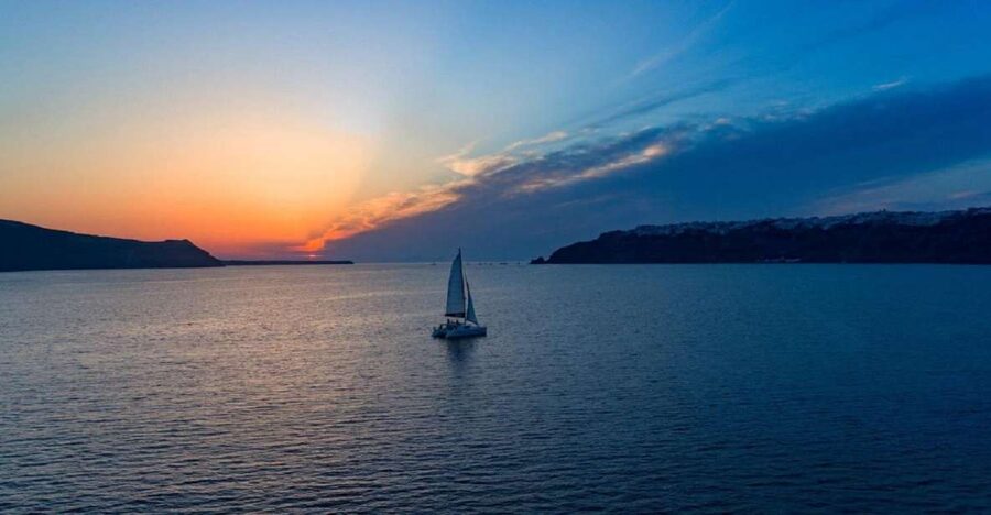 Santorini: Sunset Cruise with Swim Stops, Dinner, and Drinks - Key things to know before you book