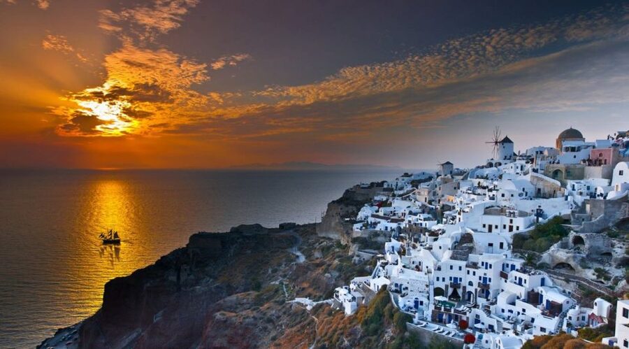 Santorini: Volcanic Sunset Cruise with Dinner - Watching sunset from the caldera