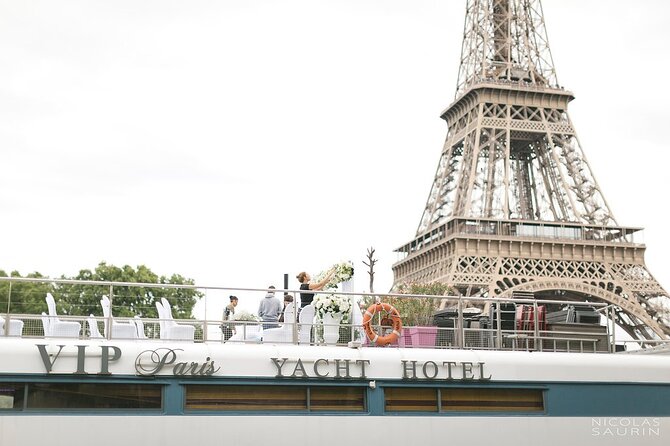 Seine River Dinner Cruise with Live Singer by VIP Yacht de Paris - What the four-hour schedule really means