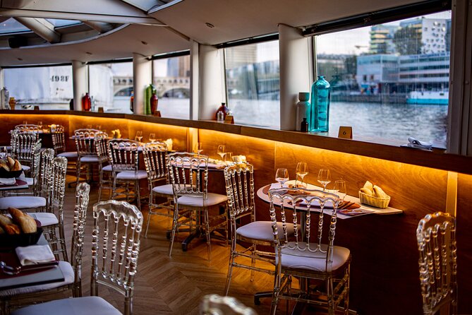 Seine River Dinner Cruise with Rooftop and Live Singer - Île aux Cygnes and the Statue of Liberty