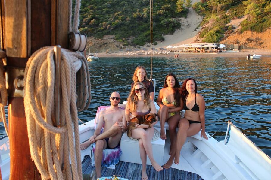 Skiathos: Boat Cruise with Dinner & Sunset Viewing - Dinner as the main event