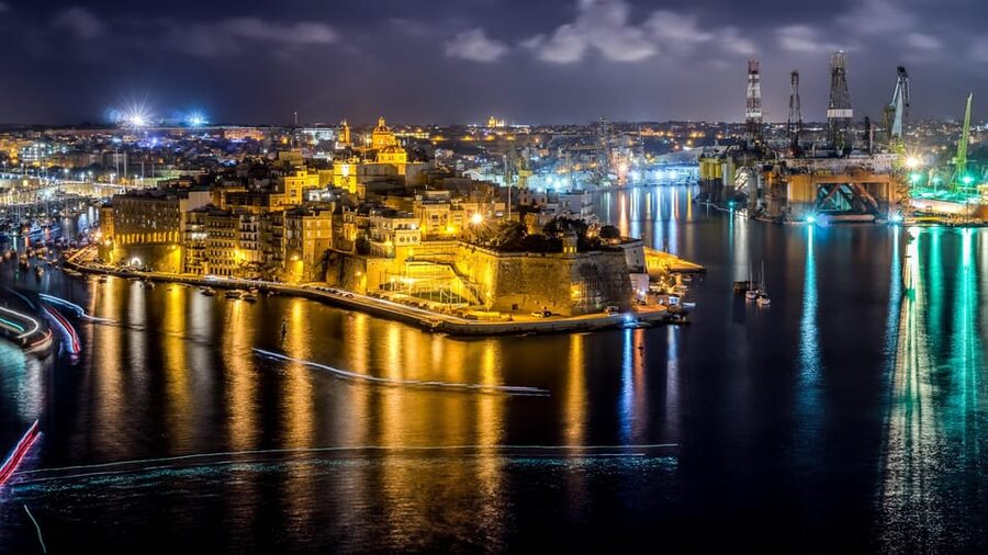 Sliema: Fireworks Festival Cruise with Dinner and Transfers - Dinner, drinks, and the long wait for fireworks