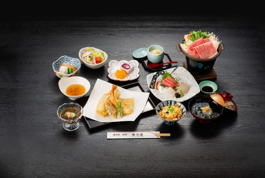 Sumida River: Japanese Traditional Yakatabune Dinner Cruise - Seating, Atmosphere, and Group Size