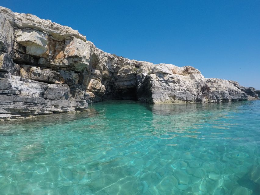 Sunset Dolphin Cruise with Dinner – Medulin Archipelago - Watching for dolphins in the Adriatic