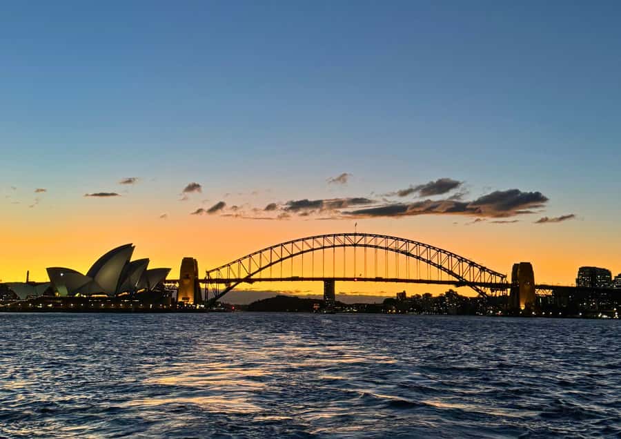 Sydney: Harbour Dinner Cruise with Buffet - The Opera House and Harbour Bridge from the water