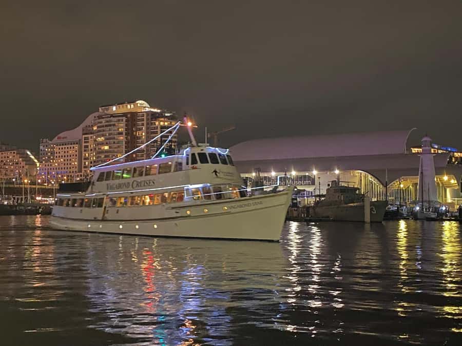 Sydney Harbour: Latin Fiesta Dinner Cruise - The harbour setting gives dinner a Sydney backdrop