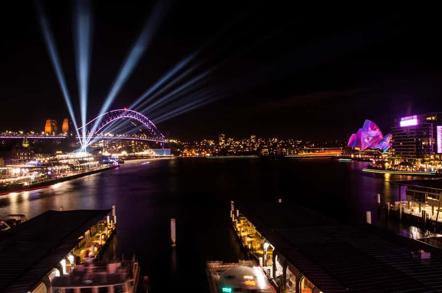 Sydney: Vivid Festival of Light Harbor Cruise with Dinner - The Opera House, Customs House, and museum displays