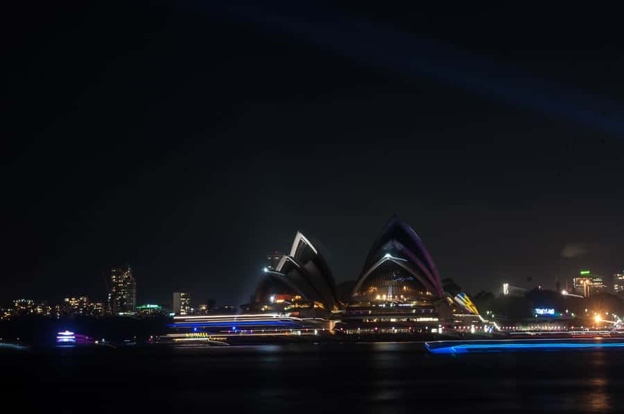 Sydney: Vivid Festival of Light Harbor Cruise with Dinner - Getting good photos without freezing
