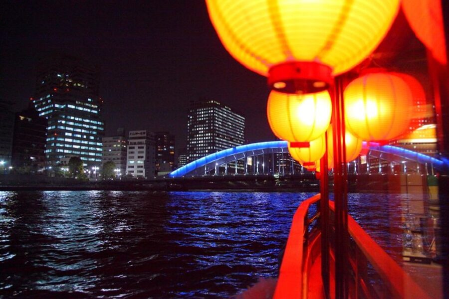 Tokyo Bay: Traditional Japanese Yakatabune Dinner Cruise - Friendly service, limited English commentary