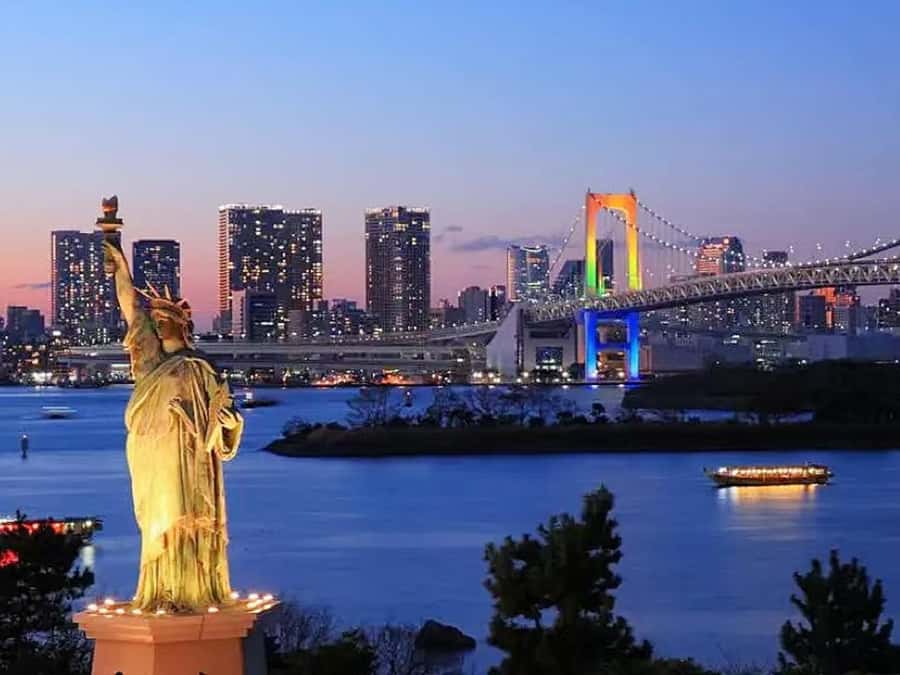 Tokyo: Yakatabune Dinner Cruise with Japanese Show & Drinks - How the hosts shape the evening