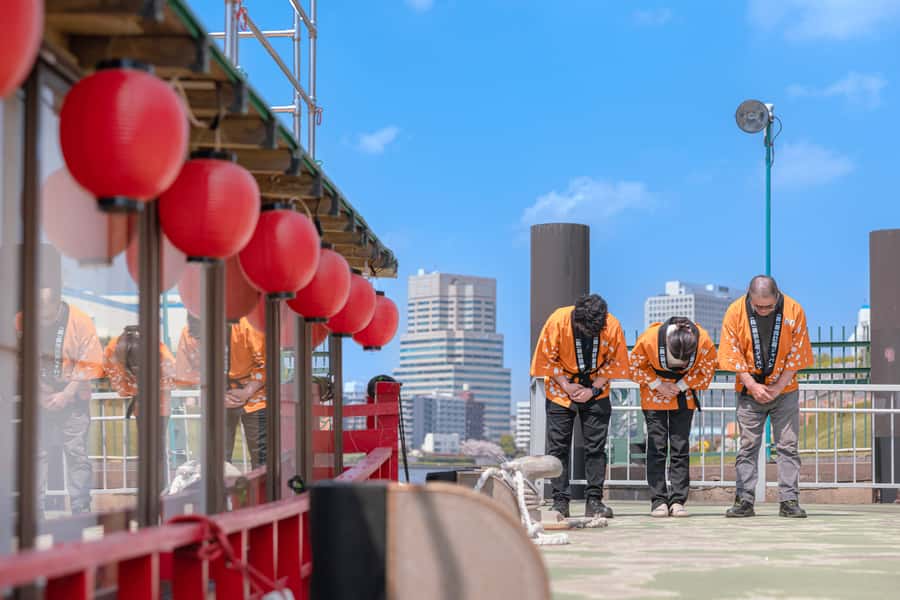 Tokyo: Yakatabune Dinner Cruise with Japanese Show & Drinks - Who should book this cruise?