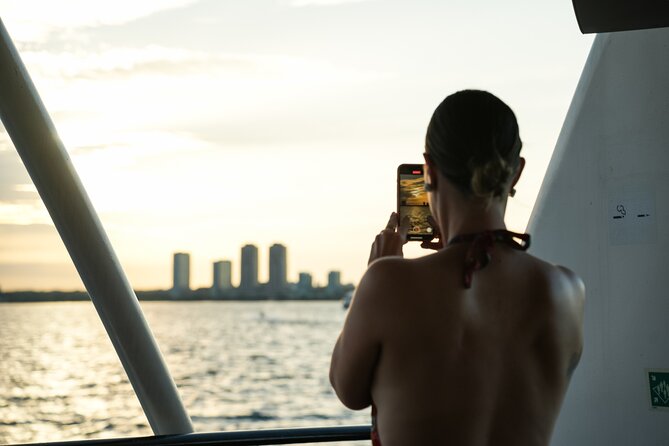 Toronto Premier Dinner Cruise on Odyssey in Toronto Harbour - Music, dancing, and the evening mood