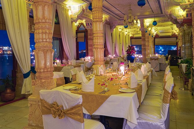 Udaipur: Jag Mandir Island Dinner with Boat Ride transfers - A three-course dinner with a grand setting