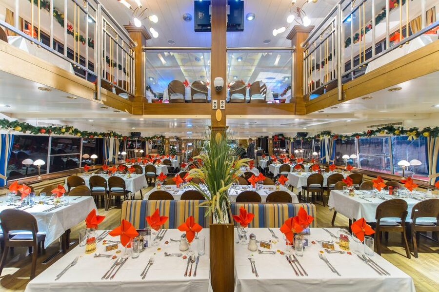 Vienna: 3.5-Hour Danube 70s, 80s, 90s Party Cruise w/ Dinner - The buffet dinner: useful, but not a culinary event