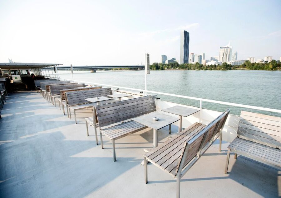 Vienna: 3.5-Hour Danube 70s, 80s, 90s Party Cruise w/ Dinner - Who will enjoy this Vienna party cruise