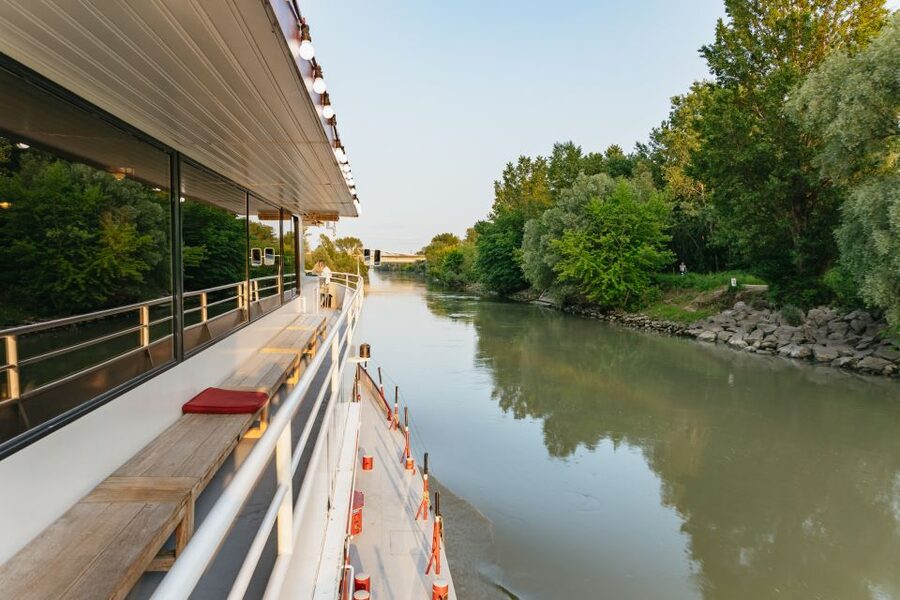 Vienna: 3-Course Evening Dinner Cruise - Boarding, welcome drink, and the first course