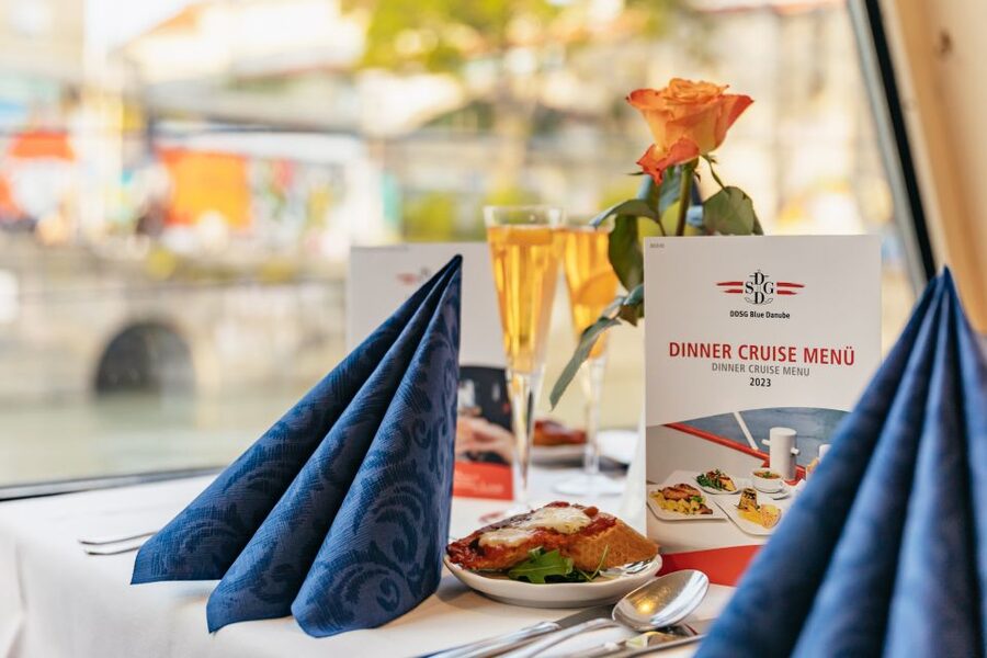 Vienna: 3-Course Evening Dinner Cruise - Service, seating, and atmosphere