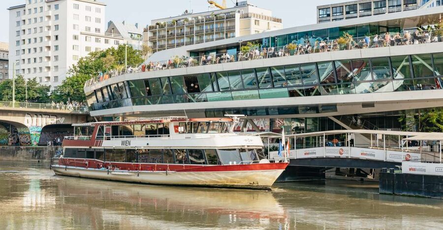 Vienna: 3-Course Evening Dinner Cruise - Tips for couples, families, and small groups