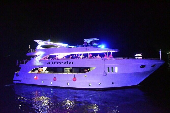 Yacht Cruise with Dinner & Oriental Show - Staff and the atmosphere on board