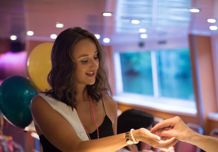 York: Party Cruise with Drink, Dinner, and DJ - The two-course buffet: convenient, but not the star