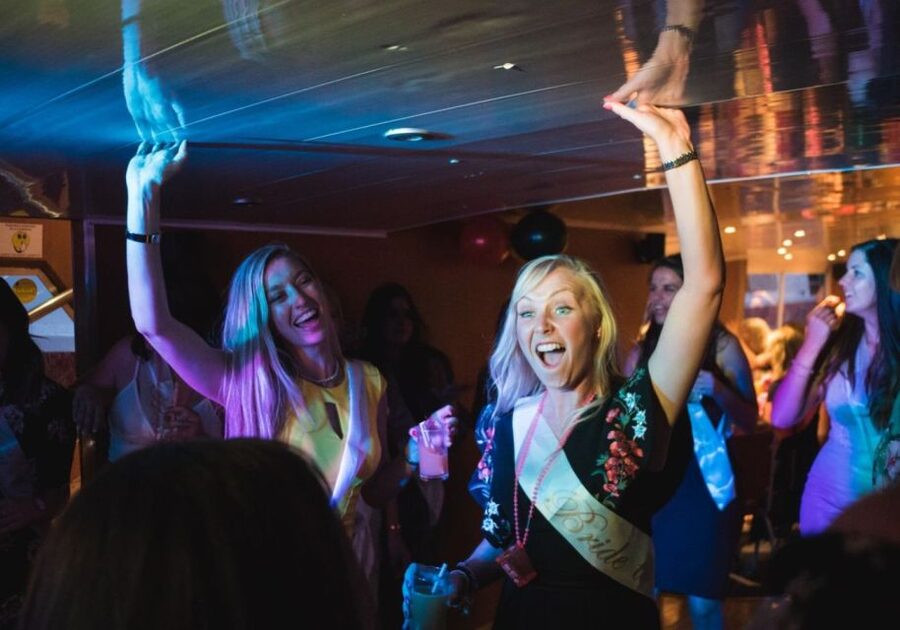 York: Party Cruise with Drink, Dinner, and DJ - Your first drink and the opening atmosphere